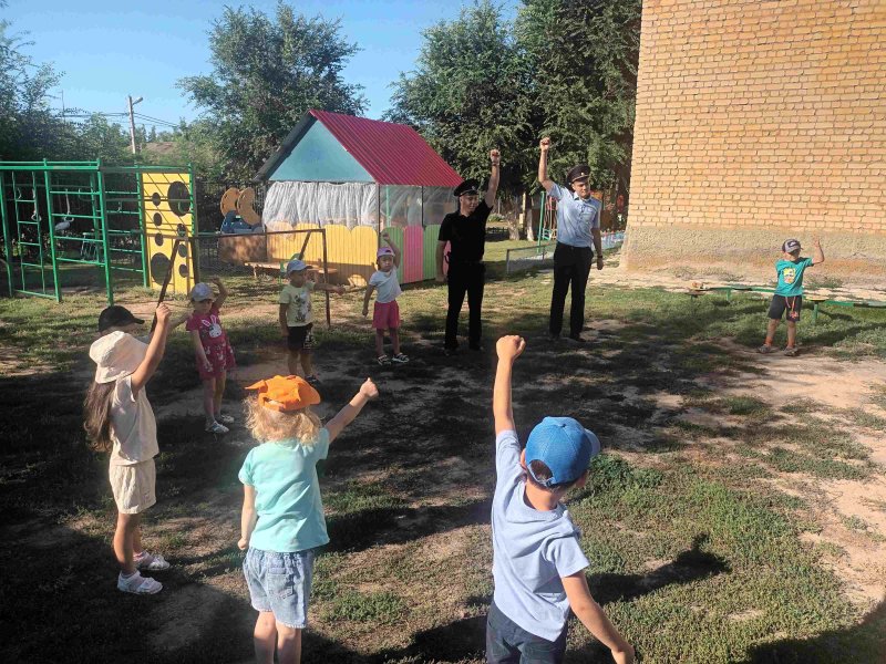 В Новоузенске полицейские провели для детсадовцев спортивное мероприятие