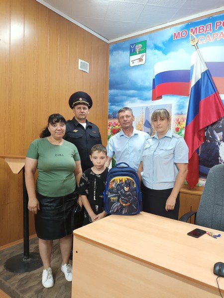 В Новоузенске преддверии Дня знаний полицейские и общественники вручили детям подарки